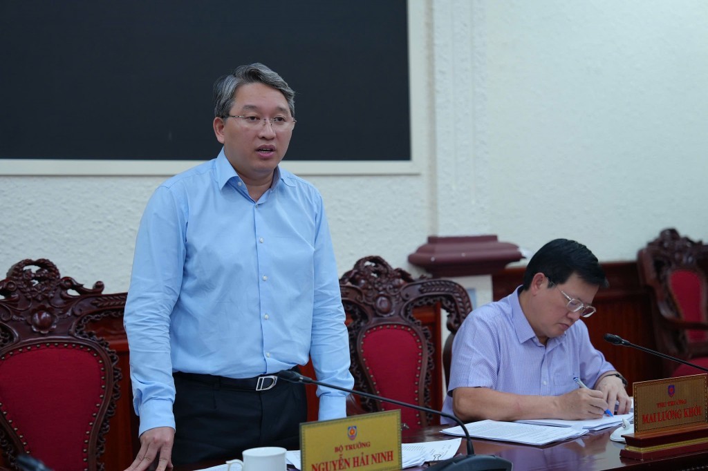 Đơn giản hóa thủ tục thi hành án và thủ tục hành chính, đẩy mạnh nội dung phân cấp, phân quyền trong công tác thi hành án dân sự