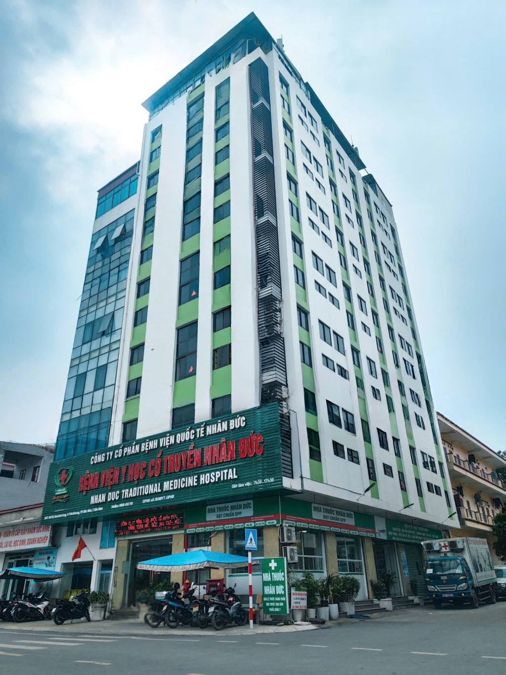 Bệnh viện Y học cổ truyền Nhân Đức tổ chức khám bệnh, cấp thuốc và tặng quà miễn phí cho các đối tượng chính sách nhân kỷ niệm 78 năm Ngày Thương binh - Liệt sĩ