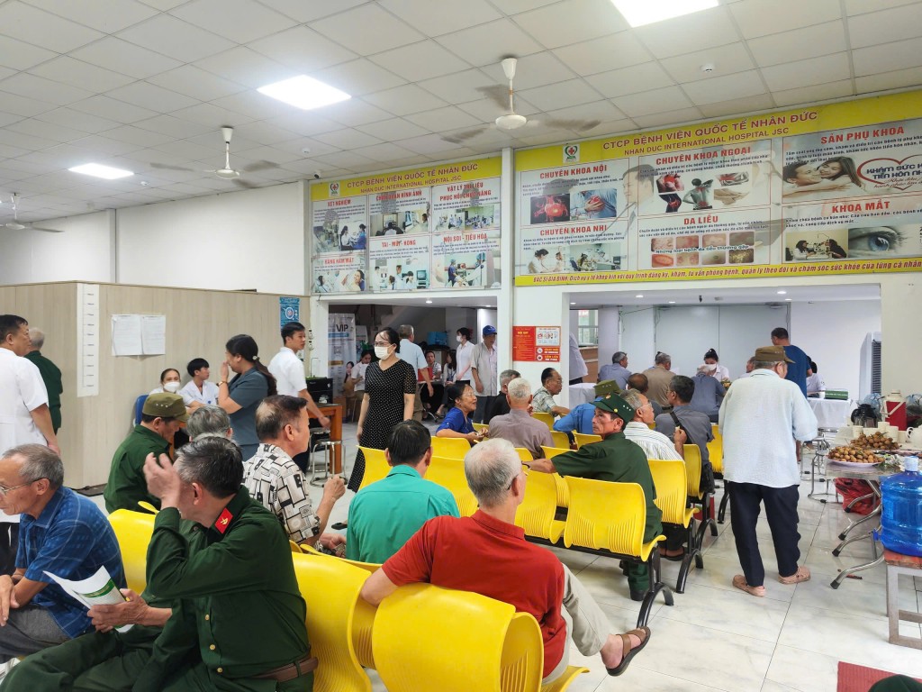 Bệnh viện Y học cổ truyền Nhân Đức tổ chức khám bệnh, cấp thuốc và tặng quà miễn phí cho các đối tượng chính sách nhân kỷ niệm 78 năm Ngày Thương binh - Liệt sĩ