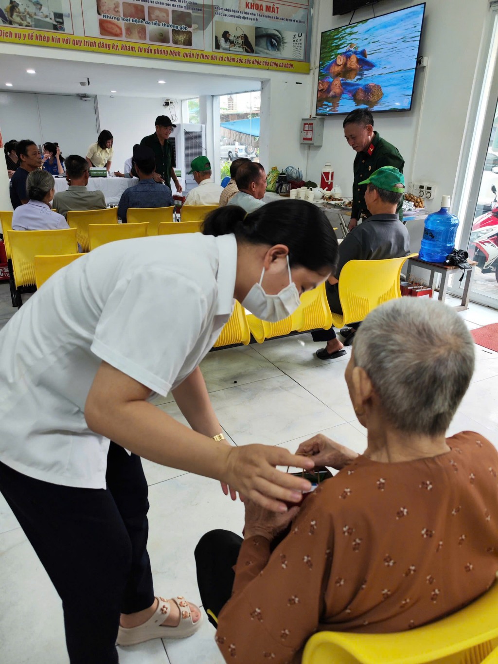 Bệnh viện Y học cổ truyền Nhân Đức tổ chức khám bệnh, cấp thuốc và tặng quà miễn phí cho các đối tượng chính sách nhân kỷ niệm 78 năm Ngày Thương binh - Liệt sĩ