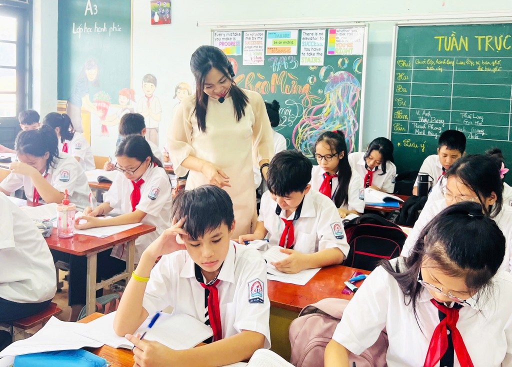 Điều kiện để được hưởng chế độ tiền lương và phụ cấp cao hơn so với nhà giáo làm việc trong điều kiện bình thường