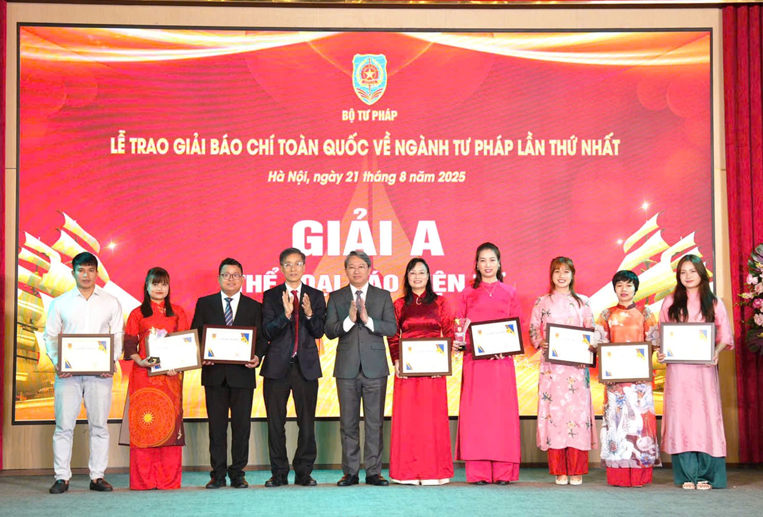 Bộ Tư pháp tổ chức Lễ trao giải 