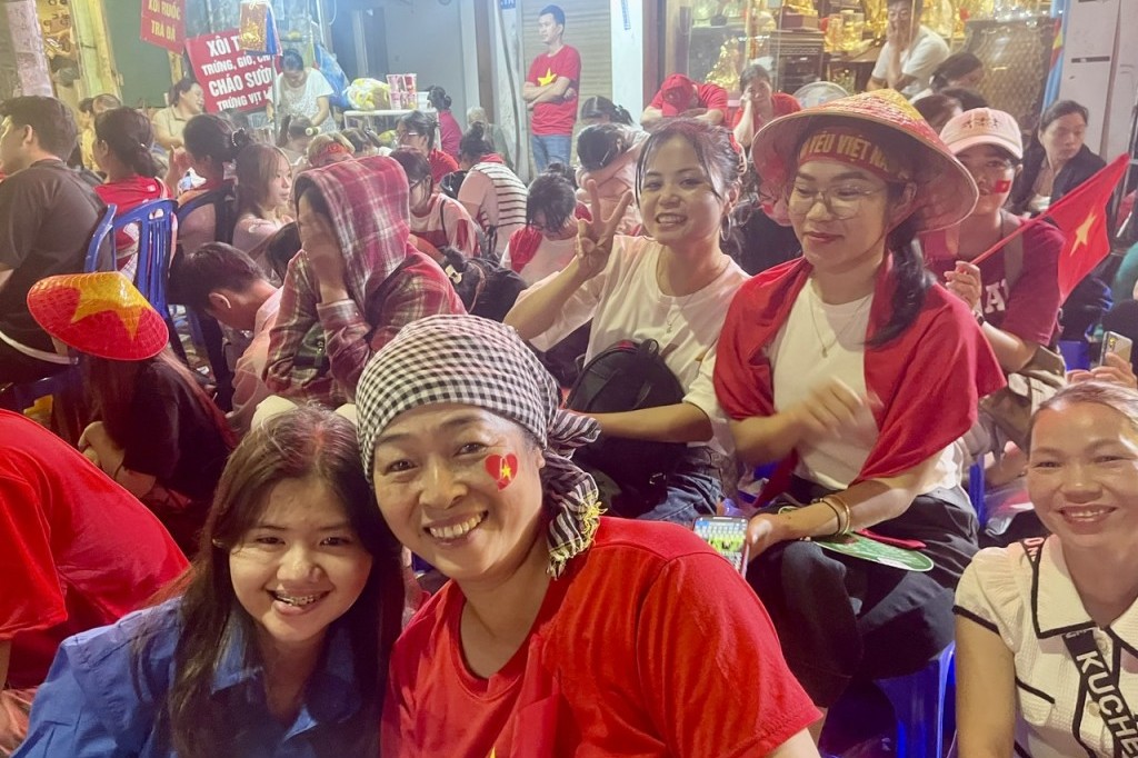 Nhân dân háo hức, phấn khởi chờ xem tổng duyệt Lễ diễu binh, diễu hành chào mừng Cách mạng Tháng Tám thành công và Quốc khánh 2/9