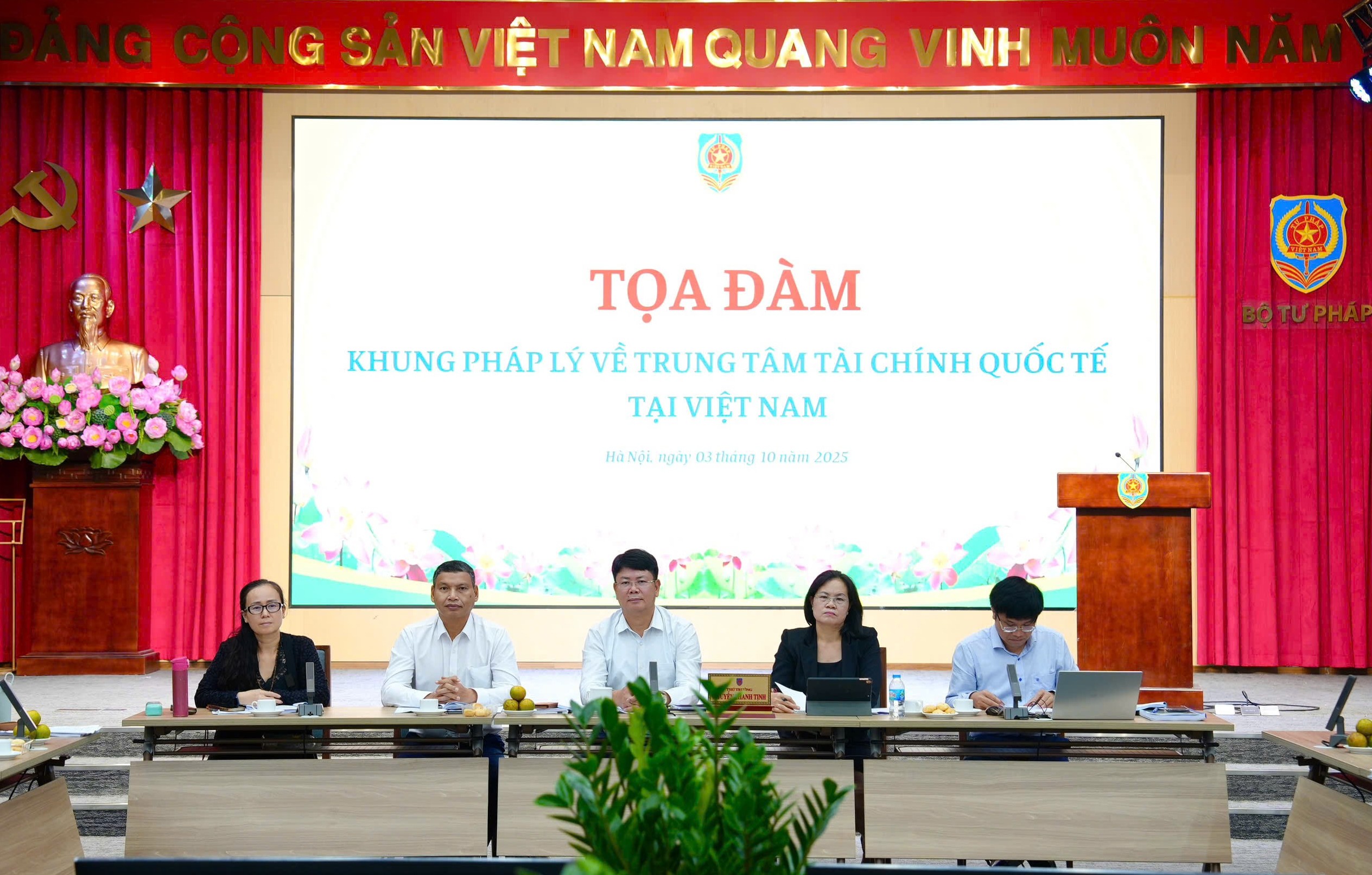 Khẩn trương xây dựng khung pháp lý về Trung tâm tài chính quốc tế tại Việt Nam