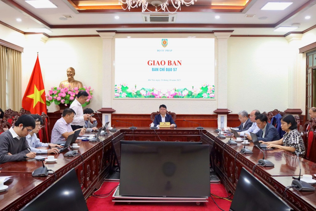 Tiếp tục phát huy tinh thần chủ động, tăng cường lấy ý kiến các bộ, ngành, địa phương, chuyên gia trong xây dựng, vận hành các nền tảng dữ liệu quốc gia