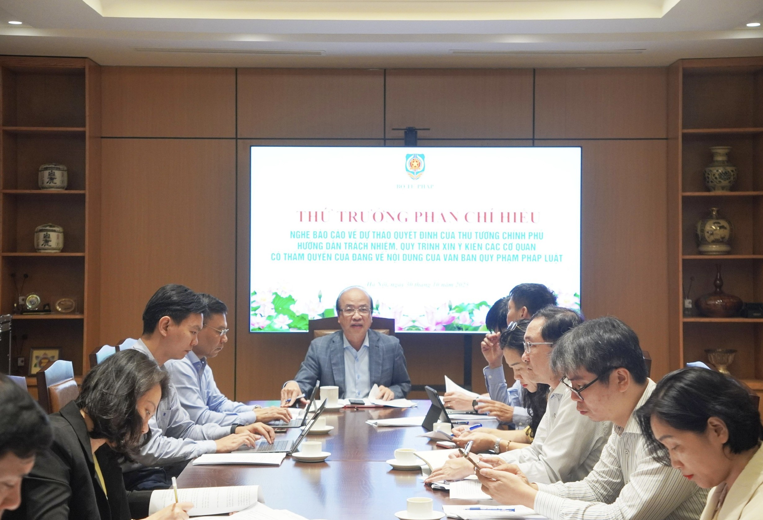 Tập trung quy định rõ trách nhiệm và quy trình xin ý kiến của Đảng trong xây dựng và ban hành văn bản quy phạm pháp luật