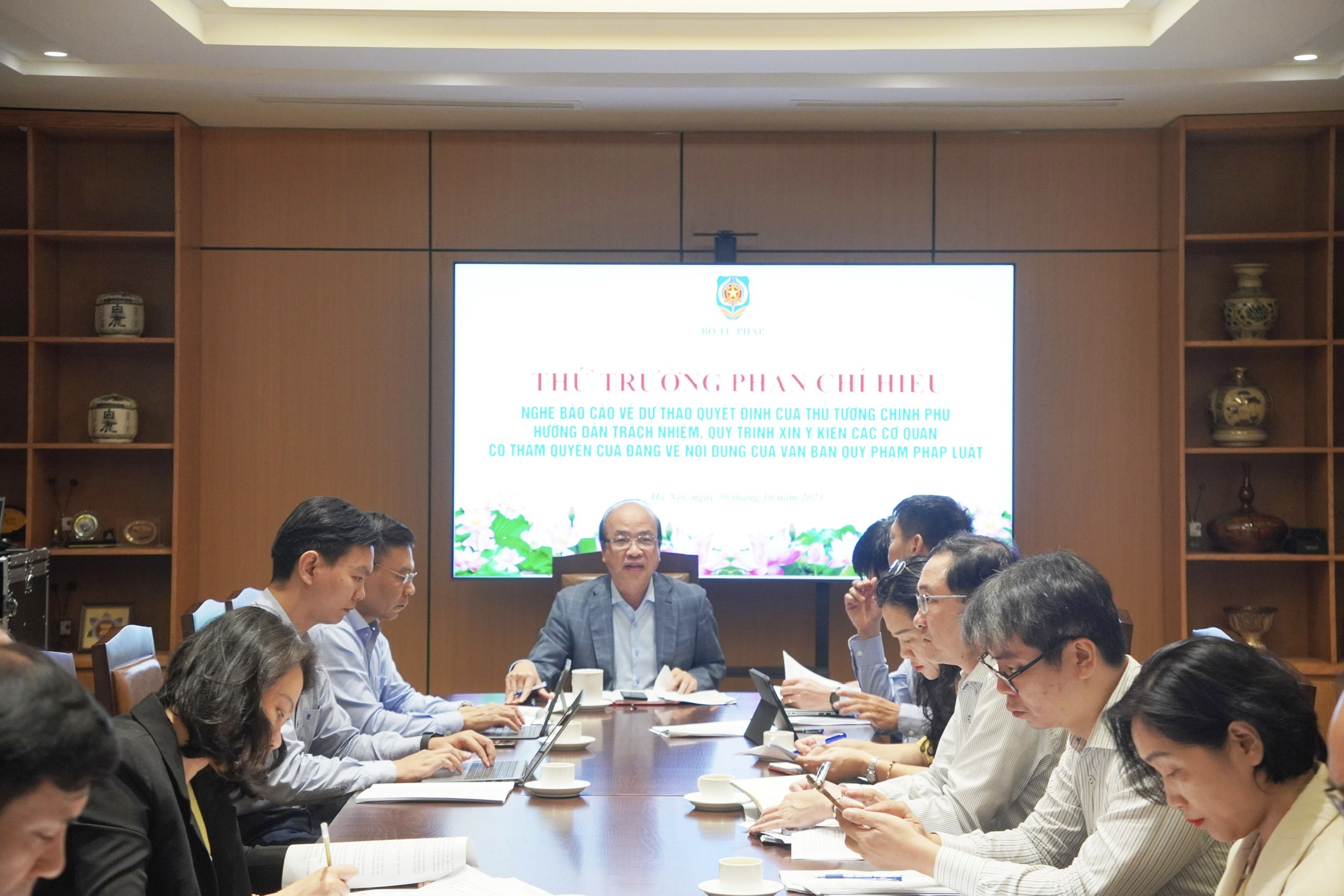 Tập trung quy định rõ trách nhiệm và quy trình xin ý kiến của Đảng trong xây dựng và ban hành văn bản quy phạm pháp luật