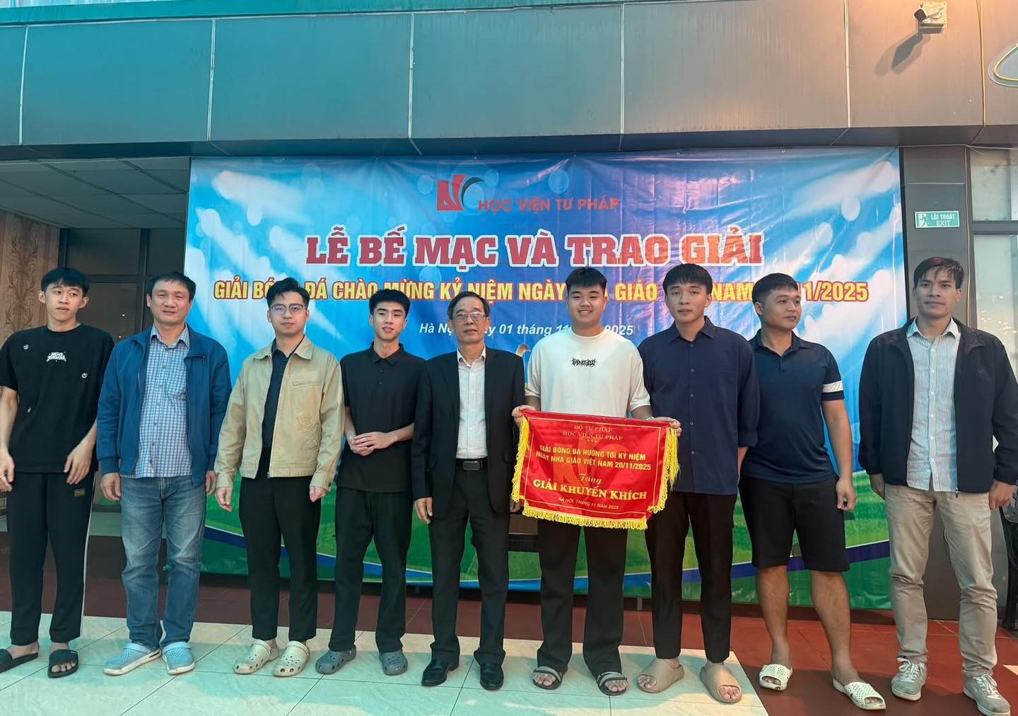 Học viện Tư pháp tổ chức chuỗi hoạt động sôi nổi, thắt chặt đoàn kết hướng tới Ngày Nhà giáo và Ngày Pháp luật Việt Nam