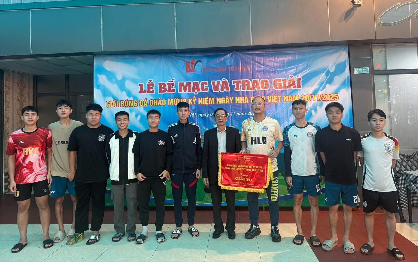 Học viện Tư pháp tổ chức chuỗi hoạt động sôi nổi, thắt chặt đoàn kết hướng tới Ngày Nhà giáo và Ngày Pháp luật Việt Nam