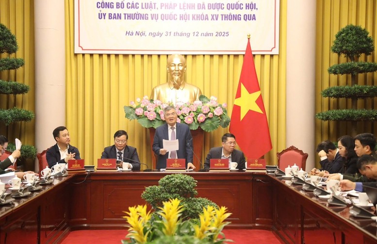 Phó Chủ nhiệm Văn phòng Chủ tịch nước, Trợ lý Chủ tịch nước Cấn Đình Tài, chủ trì Họp báo