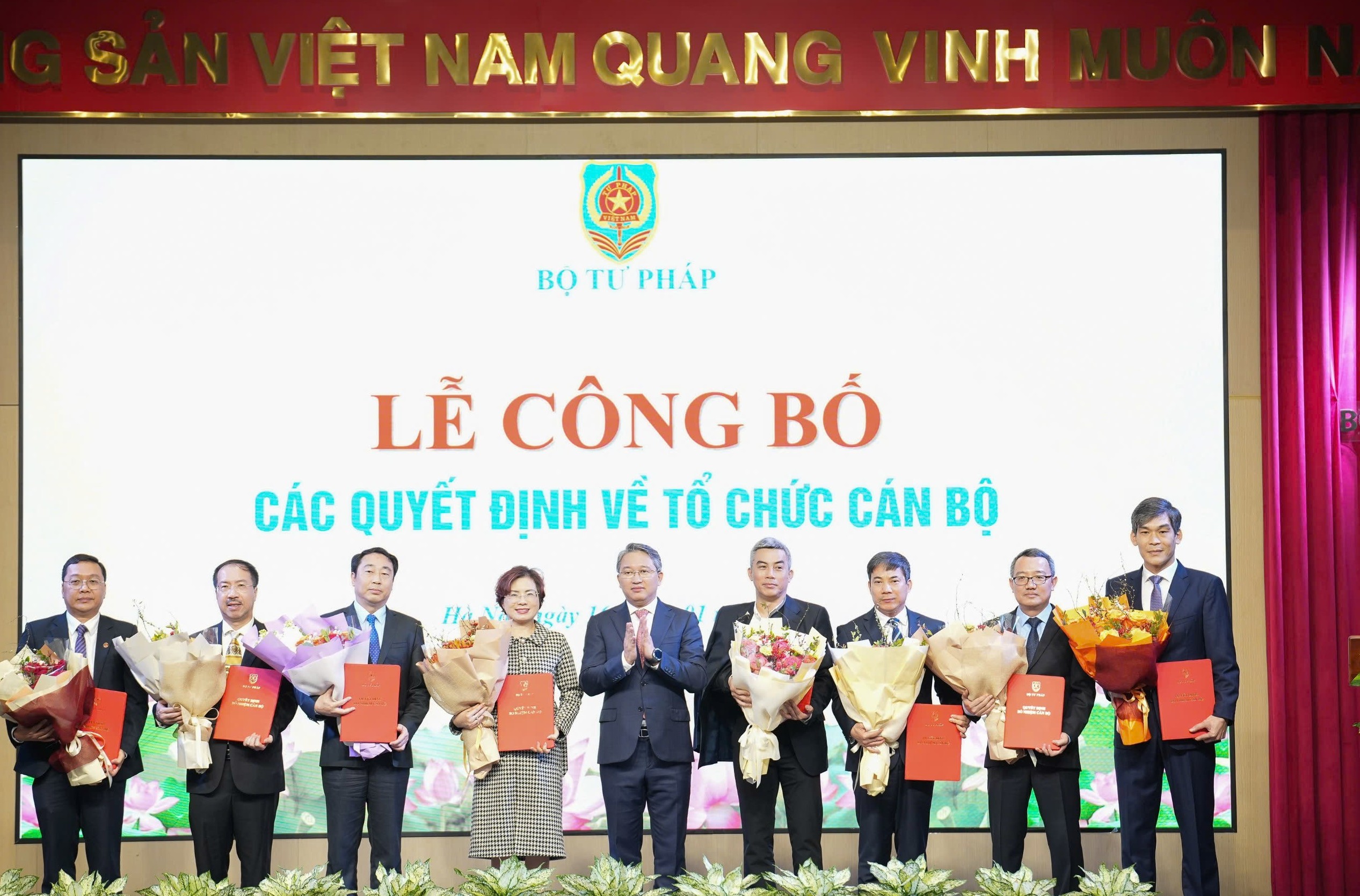 Bộ Tư pháp công bố Quyết định về công tác cán bộ đối với 40 đồng chí