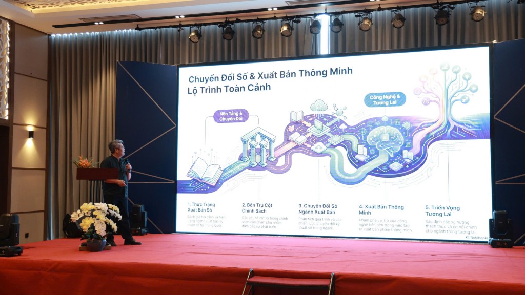 Ông Phạm Quỳnh, Phó Tổng biên tập NXBGDVN giới thiệu mô hình Chuyển đổi số trong một buổi tập huấn về phát triển khoa học, công nghệ.