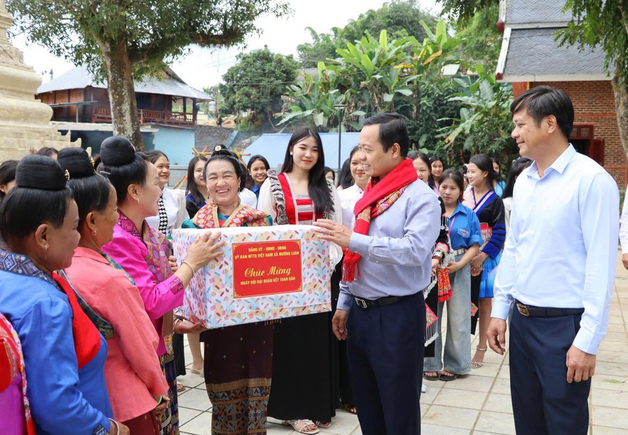 Bí thư Tỉnh ủy Trần Tiến Dũng tặng quà công nhân thi công dự án Trường liên cấp Tiểu học – THCS Si Pa Phìn