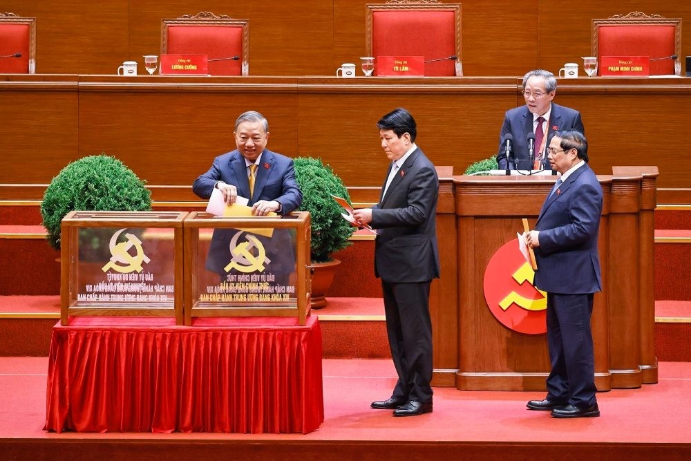 Tổng Bí thư Tô Lâm cùng các đồng chí lãnh đạo Đảng và Nhà nước bỏ phiếu bầu Ủy viên Trung ương chính thức và Ủy viên dự khuyết Ban Chấp hành Trung ương Đảng khóa XIV