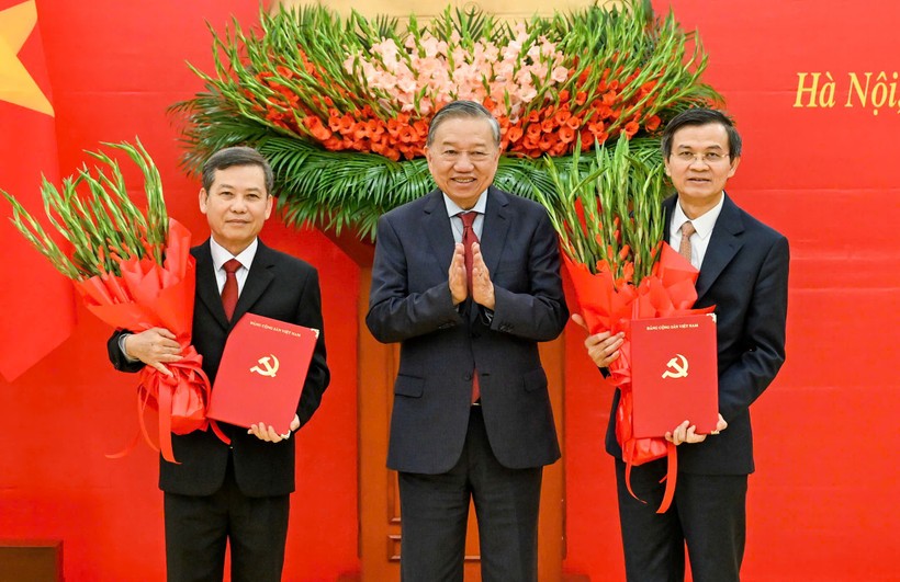 Tổng Bí thư Tô Lâm trao Quyết định của Bộ Chính trị cho đồng chí Đoàn Minh Huấn (bên phải)