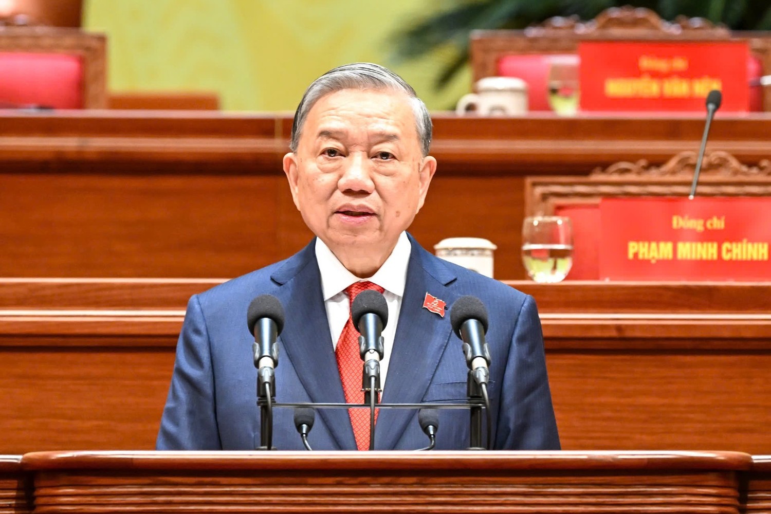 Vững bước dưới cờ Đảng