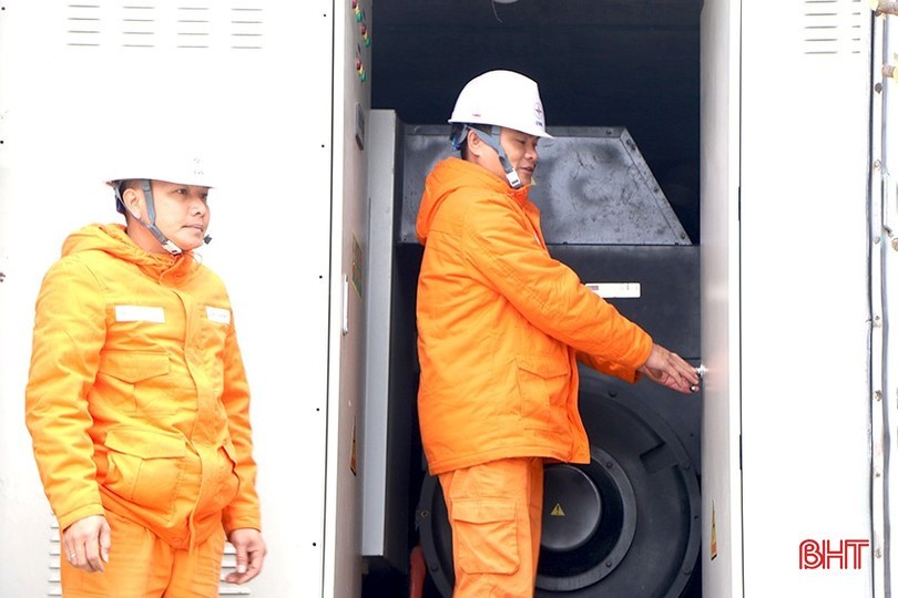 Công ty Điện lực Hà Tĩnh đang tập trung triển khai phương án cấp điện an toàn, ổn định; đẩy mạnh tuyên truyền an toàn điện, phòng ngừa sự cố, phục vụ Nhân dân vui Tết, đón Xuân