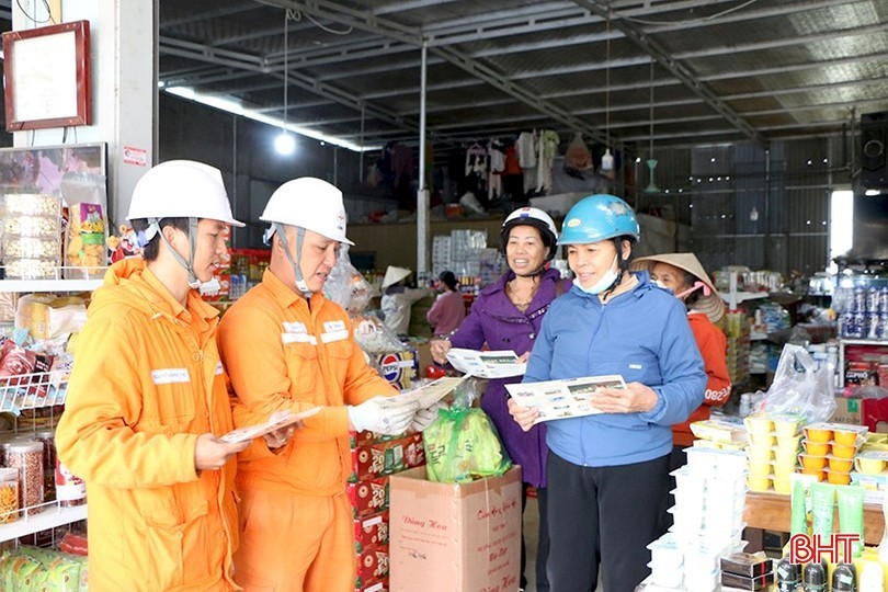 Công ty Điện lực Hà Tĩnh đang tập trung triển khai phương án cấp điện an toàn, ổn định; đẩy mạnh tuyên truyền an toàn điện, phòng ngừa sự cố, phục vụ Nhân dân vui Tết, đón Xuân