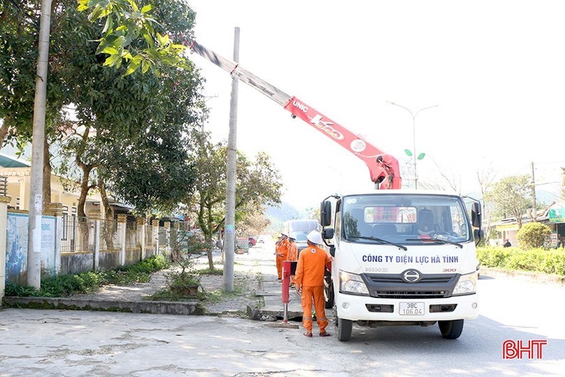 Công ty Điện lực Hà Tĩnh đang tập trung triển khai phương án cấp điện an toàn, ổn định; đẩy mạnh tuyên truyền an toàn điện, phòng ngừa sự cố, phục vụ Nhân dân vui Tết, đón Xuân