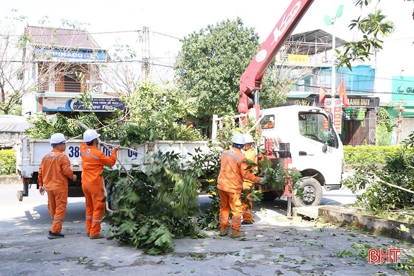 Công ty Điện lực Hà Tĩnh đang tập trung triển khai phương án cấp điện an toàn, ổn định; đẩy mạnh tuyên truyền an toàn điện, phòng ngừa sự cố, phục vụ Nhân dân vui Tết, đón Xuân
