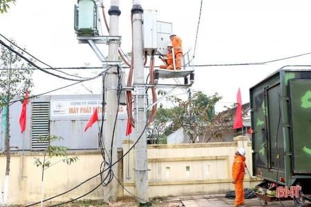 Công ty Điện lực Hà Tĩnh đang tập trung triển khai phương án cấp điện an toàn, ổn định; đẩy mạnh tuyên truyền an toàn điện, phòng ngừa sự cố, phục vụ Nhân dân vui Tết, đón Xuân