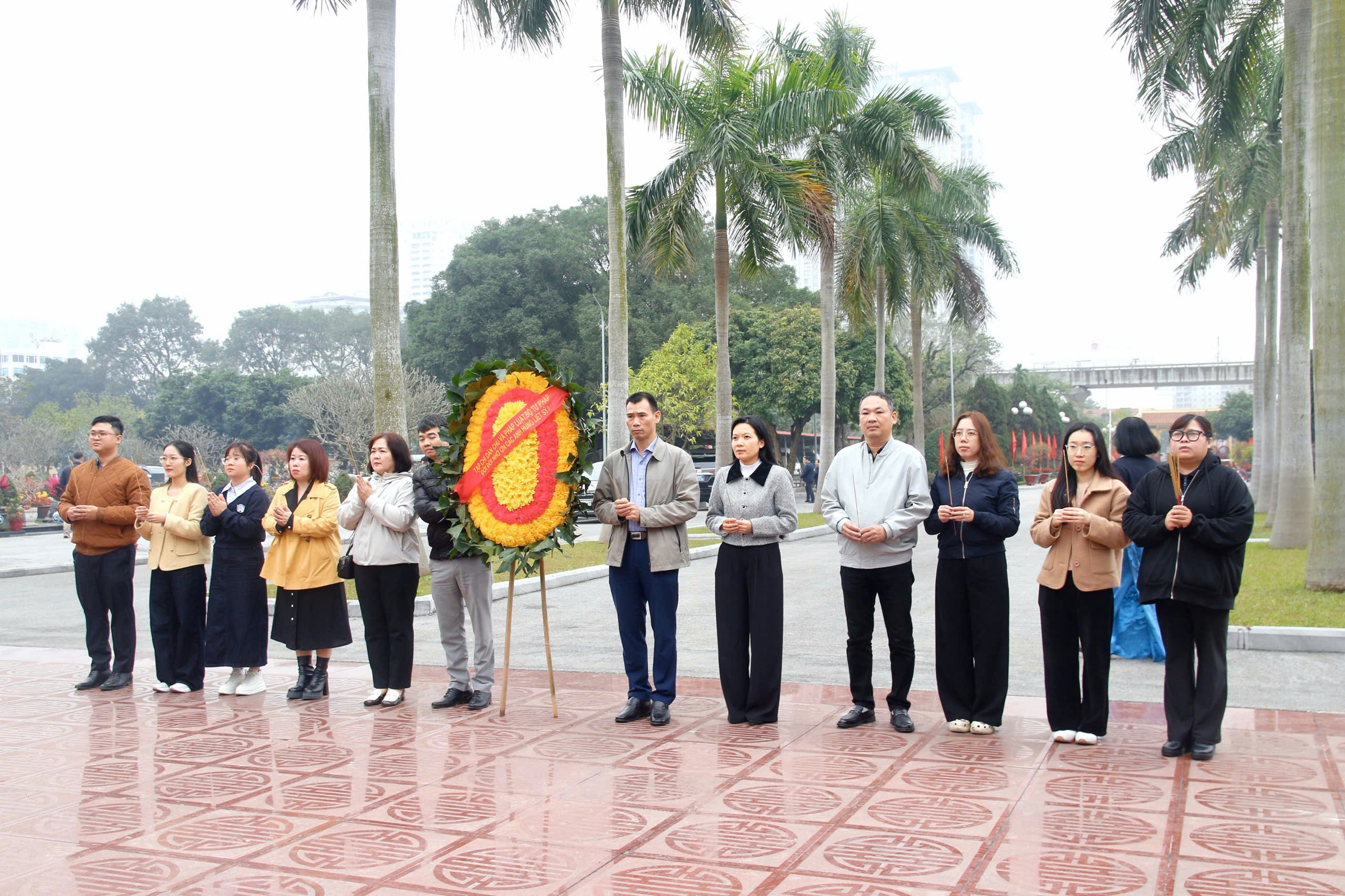 Tạp chí Dân chủ và Pháp luật dâng hương tri ân các anh hùng liệt sỹ nhân dịp Xuân Bính Ngọ năm 2026