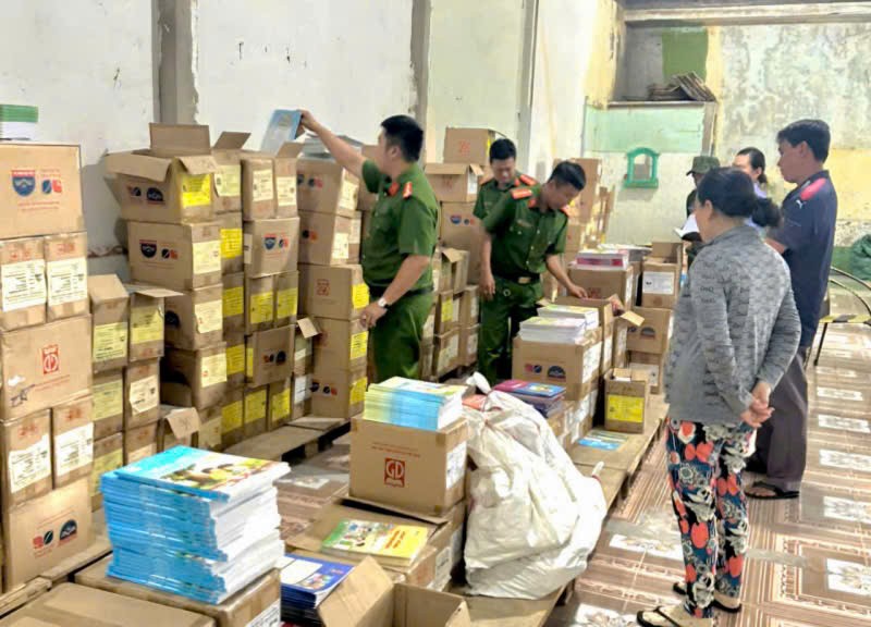 Cơ quan chức năng kiểm tra tang vật vụ án