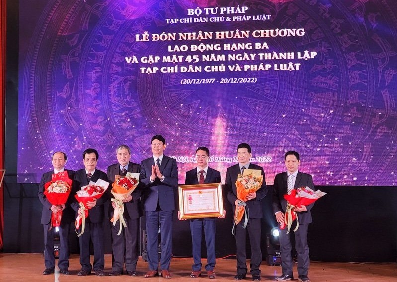 Tạp chí Dân chủ và Pháp luật đón nhận Huân chương Lao động hạng Ba