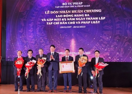 Tạp chí Dân chủ và Pháp luật đón nhận Huân chương Lao động hạng Ba